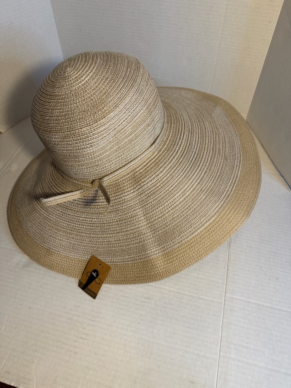Classic Wide-Brim Straw Sun Hat in Natural Beige - Picture 2 of 8